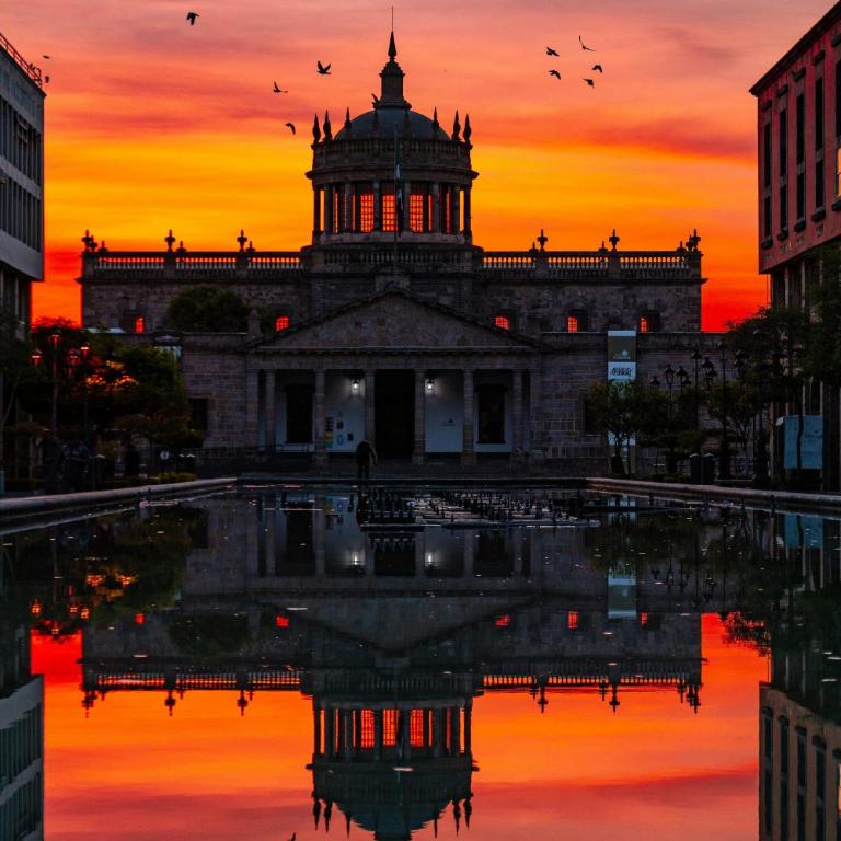 Depa Familiar con cochera 6 min Centro Médico y Catedral - Apartamento de 2 dormitorios - 57