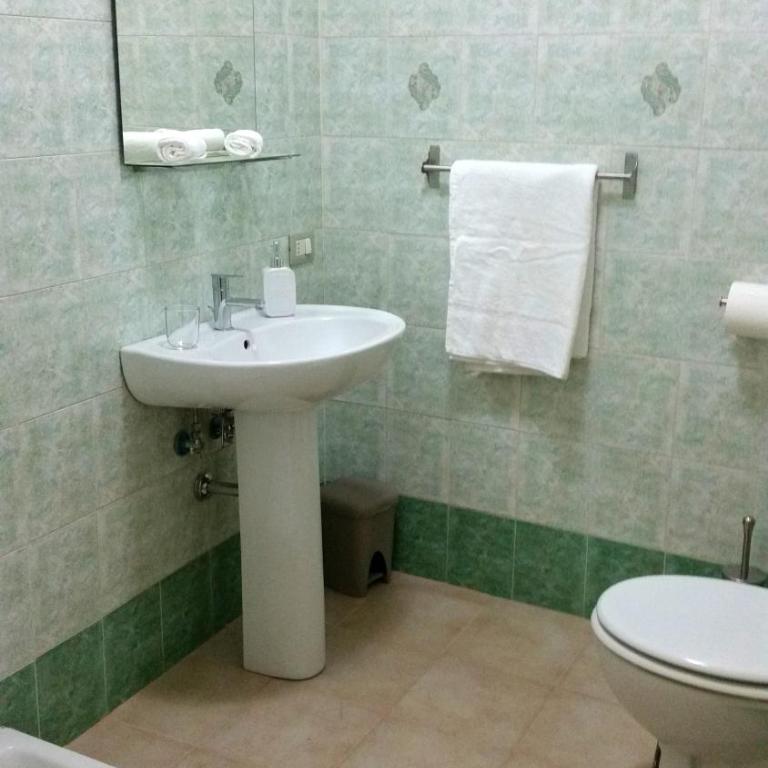 Romulea Guest House - Camera Matrimoniale con Bagno in Comune - 5