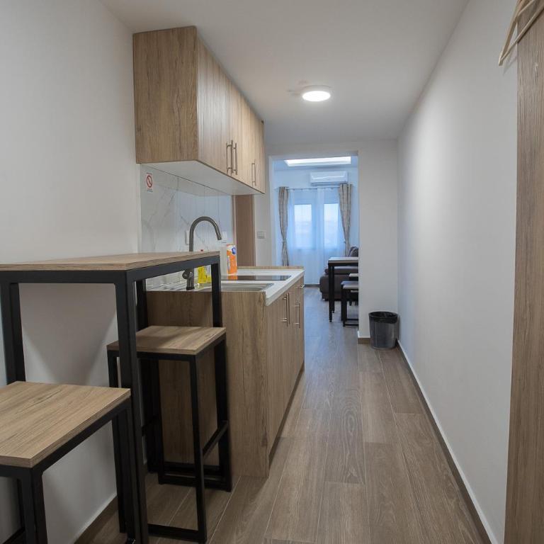 M Corner - Apartman sa 1 Spavaćom Sobom, Balkonom i Pogledom na Grad - 1