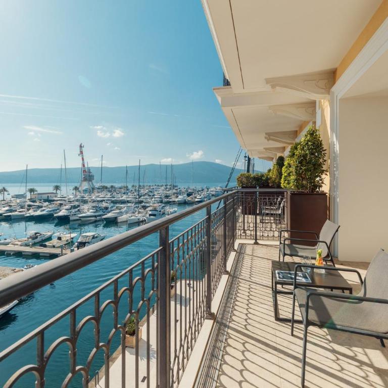 Regent Porto Montenegro - Premium King Room with Balcony and Sea View - 1