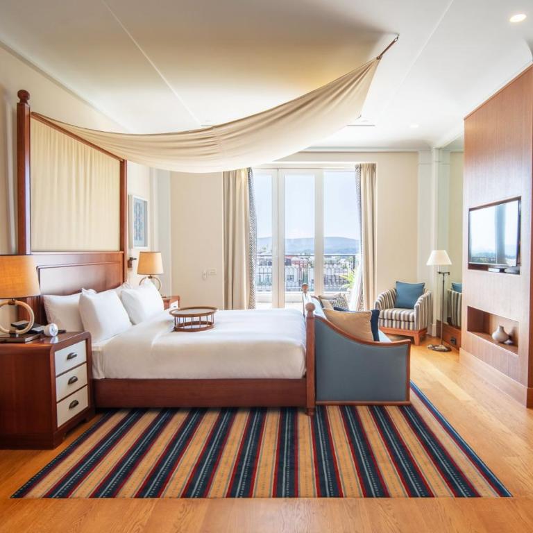 Regent Porto Montenegro - Premium King Room with Balcony and Sea View - 2