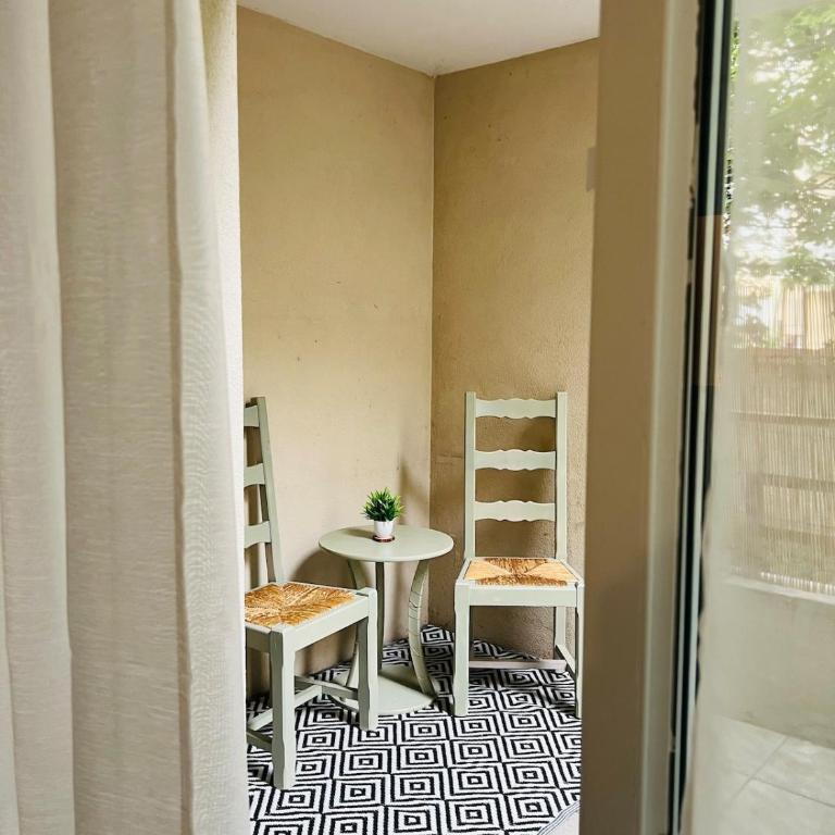 Cosy studio avec terrasse et parking privé gratuit, idéal pour explorer Lyon - One-Bedroom Apartment - 13