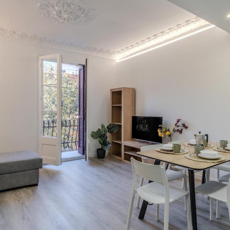 AB Margarit Apartments - Three-Bedroom Apartment with Balcony - 1