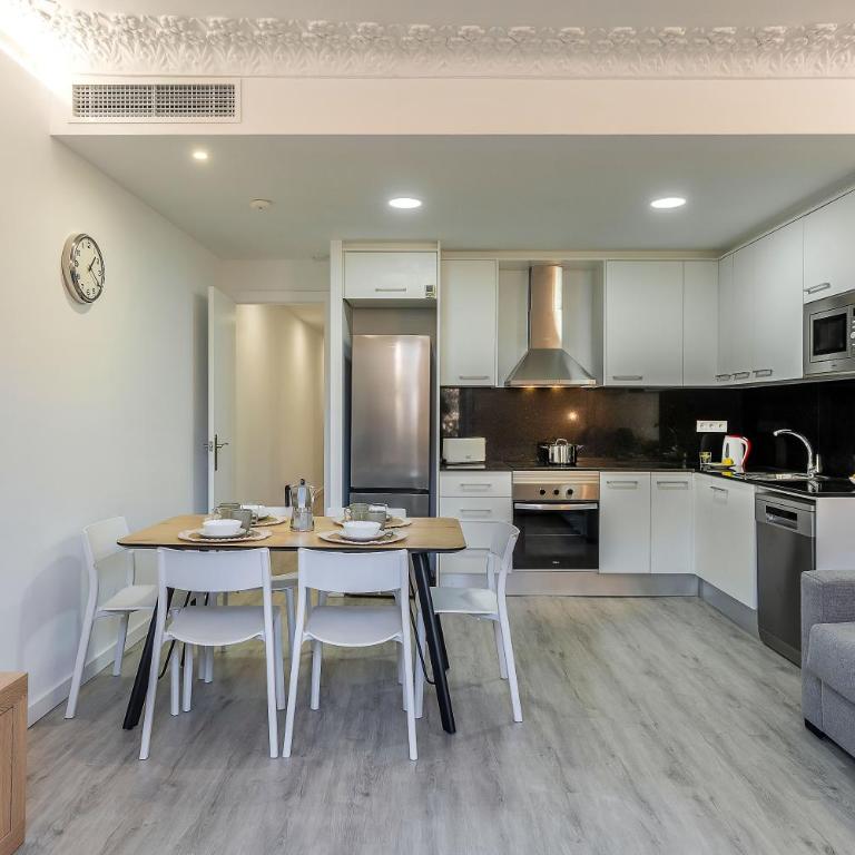AB Margarit Apartments - Three-Bedroom Apartment with Balcony - 14