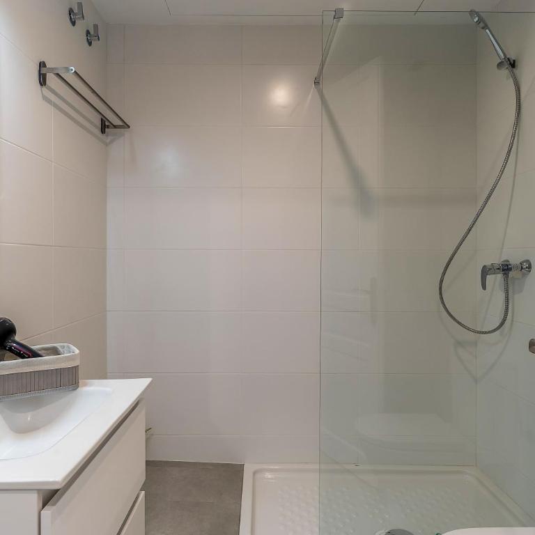 AB Margarit Apartments - Three-Bedroom Apartment with Balcony - 16