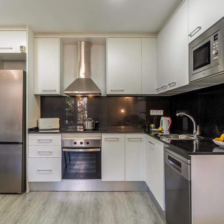 AB Margarit Apartments - Three-Bedroom Apartment with Balcony - 6