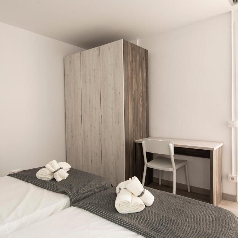 AB Margarit Apartments - Three-Bedroom Apartment with Balcony - 9