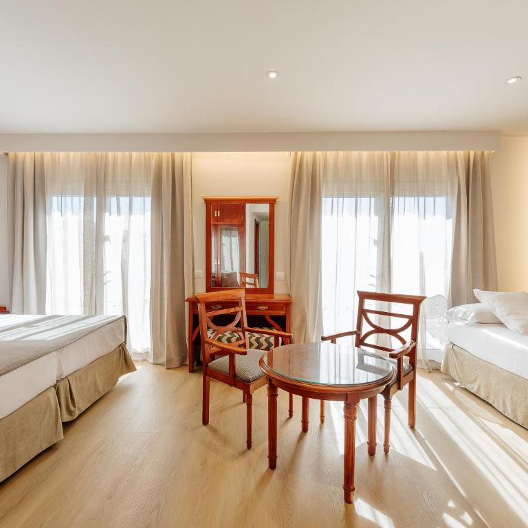 Hotel Reveron Plaza - Habitación Triple Confort - 2