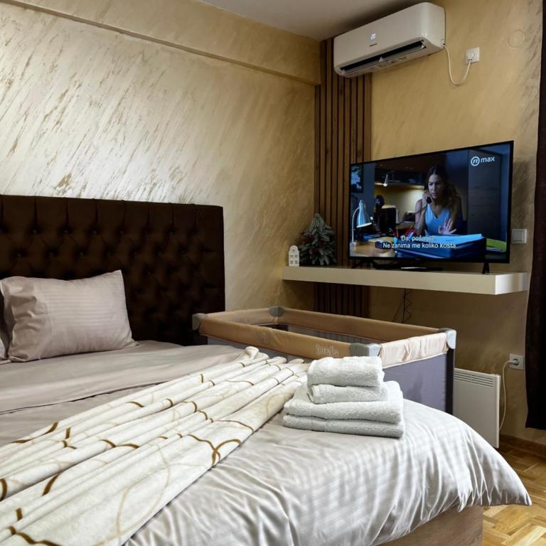 GOLDEN SS Studio - One-Bedroom Apartment with Balcony and Mountain View - 10