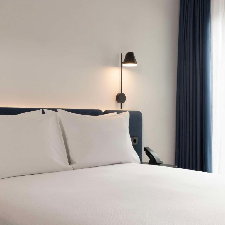 Hampton By Hilton Malaga Martiricos - Habitación con cama extragrande. - 1