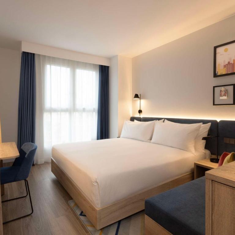 Hampton By Hilton Malaga Martiricos - Habitación con cama extragrande. - 3