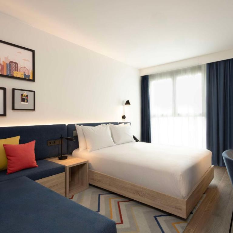 Hampton By Hilton Malaga Martiricos - Habitación con sofá cama - 1 cama grande - 2