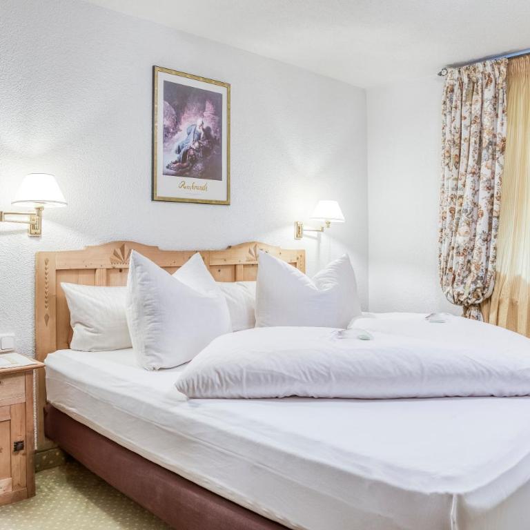 Hotel Edelweiß-Schlössl - Comfort Doppelzimmer oder Standard Dreibettzimmer - 1
