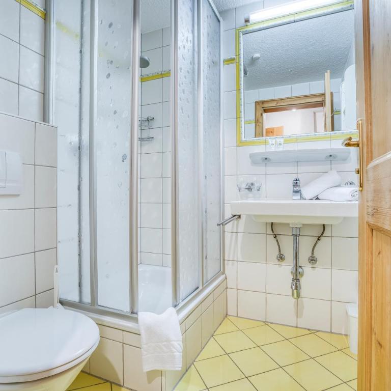 Hotel Edelweiß-Schlössl - Comfort Doppelzimmer oder Standard Dreibettzimmer - 4