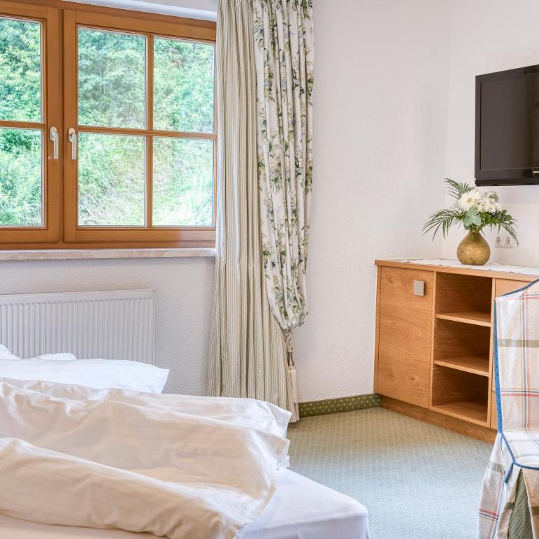 Hotel Edelweiß-Schlössl - Comfort Doppel- oder Standard Vierbettzimmer - 4