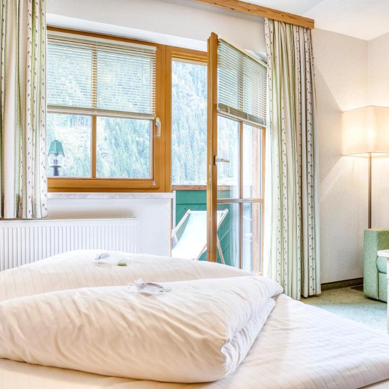 Hotel Edelweiß-Schlössl - Turmzimmer oder Comfort Vierbettzimmer oder Dreibettzimmer - 7