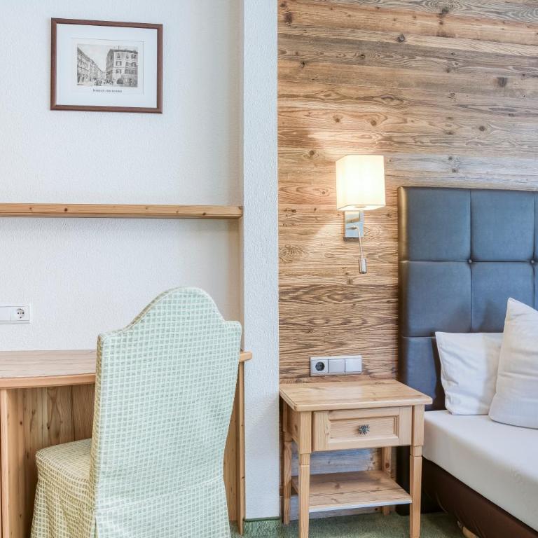 Hotel Edelweiß-Schlössl - Turmzimmer oder Comfort Vierbettzimmer oder Dreibettzimmer - 6