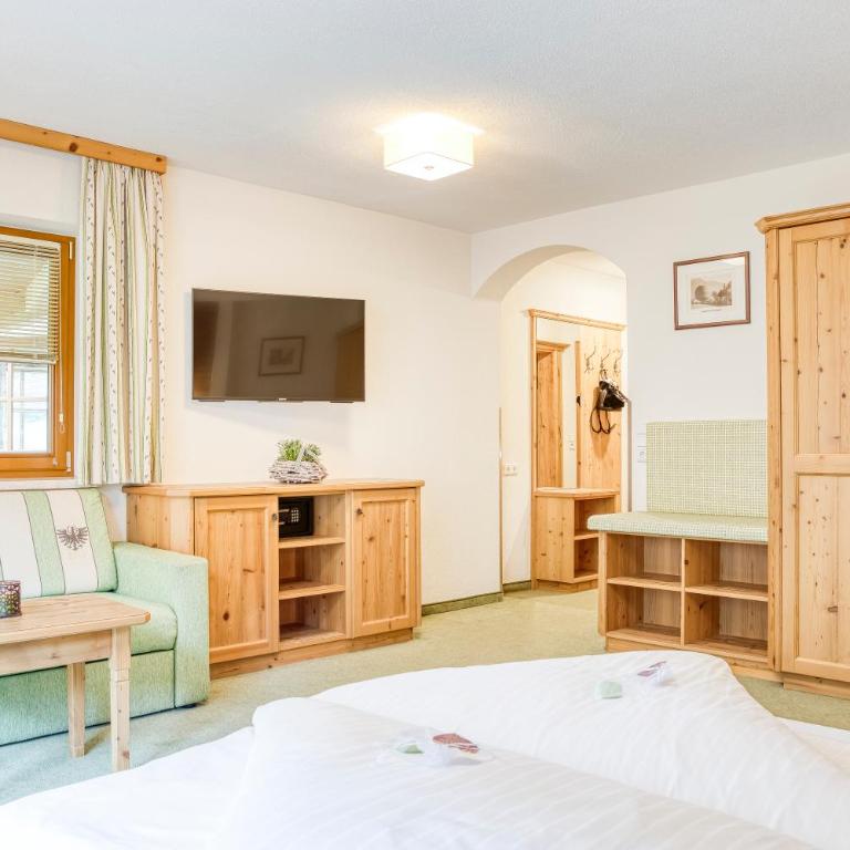 Hotel Edelweiß-Schlössl - Turmzimmer oder Comfort Vierbettzimmer oder Dreibettzimmer - 5
