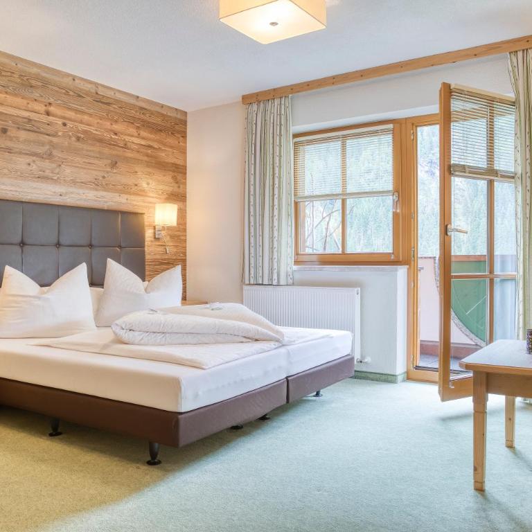 Hotel Edelweiß-Schlössl - Turmzimmer oder Comfort Vierbettzimmer oder Dreibettzimmer - 1