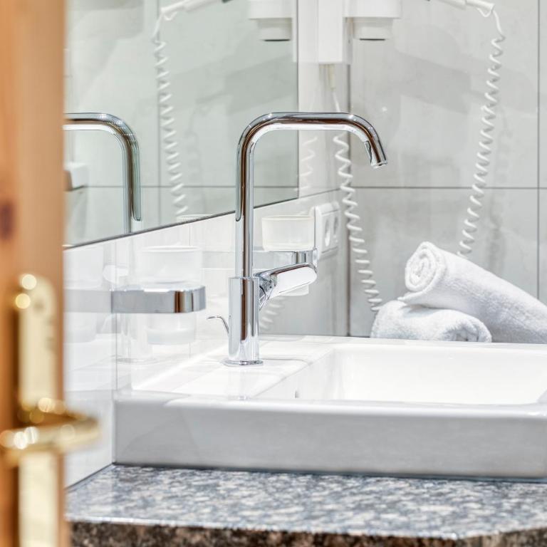 Hotel Edelweiß-Schlössl - Turmzimmer oder Comfort Vierbettzimmer oder Dreibettzimmer - 3