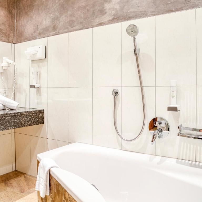 Hotel Edelweiß-Schlössl - Turmzimmer oder Comfort Vierbettzimmer oder Dreibettzimmer - 4