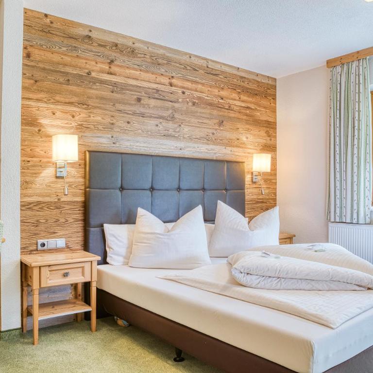 Hotel Edelweiß-Schlössl - Turmzimmer oder Comfort Vierbettzimmer oder Dreibettzimmer - 2