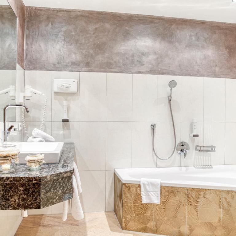 Hotel Edelweiß-Schlössl - Turmzimmer oder Comfort Vierbettzimmer oder Dreibettzimmer - 8