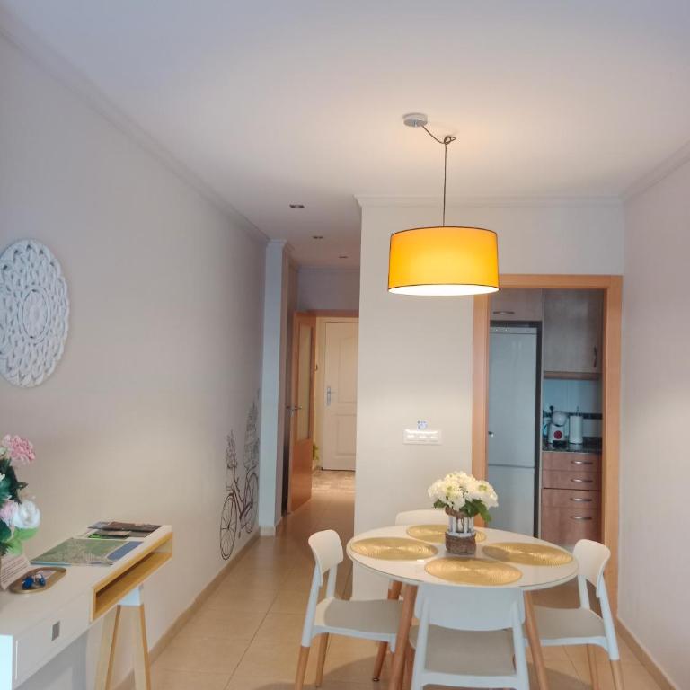 Piso con piscina y parking - Apartamento de 2 dormitorios - 34