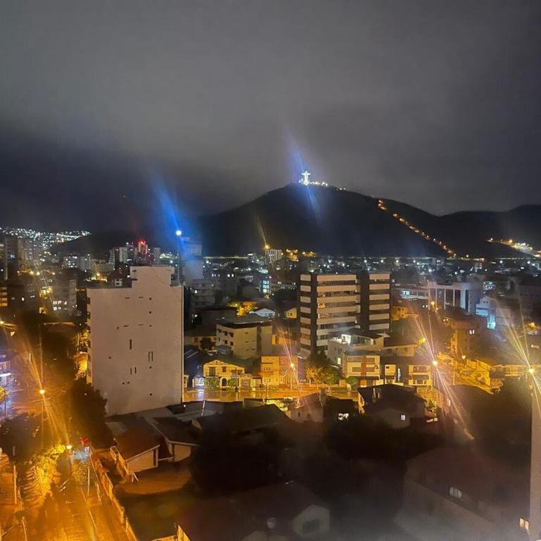 Disfruta de un buen lugar - Two-Bedroom Apartment with City View - 12