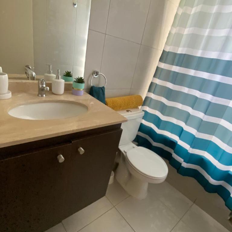 Linda instalación con estacionamiento - Three-Bedroom Apartment - 3