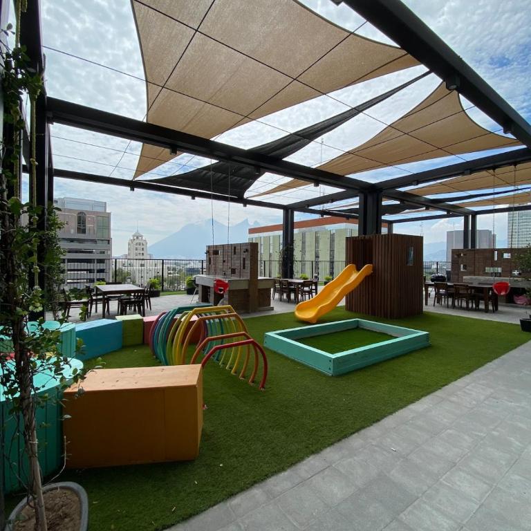 Lux 2 BR apartment, swimming pool, gym and free parking spot in downtown Monterrey - Three-Bedroom Apartment - 58