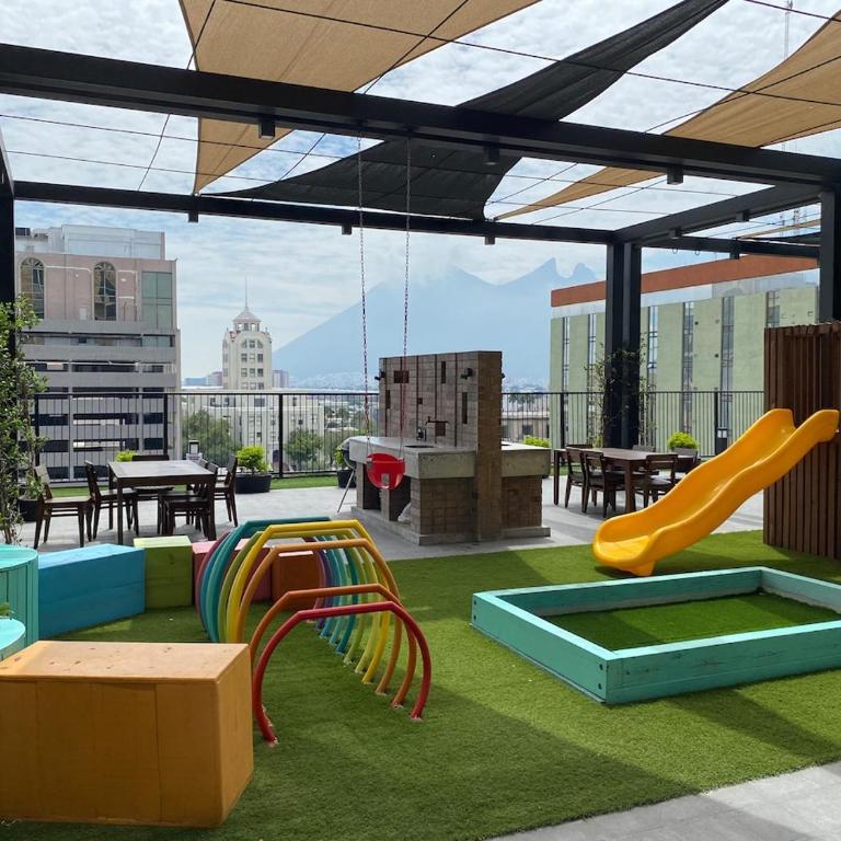 Lux 2 BR apartment, swimming pool, gym and free parking spot in downtown Monterrey - Three-Bedroom Apartment - 57