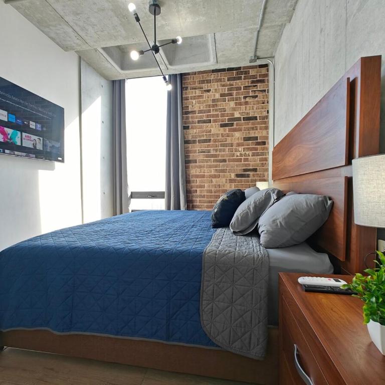 Lux 2 BR apartment, swimming pool, gym and free parking spot in downtown Monterrey - Three-Bedroom Apartment - 17