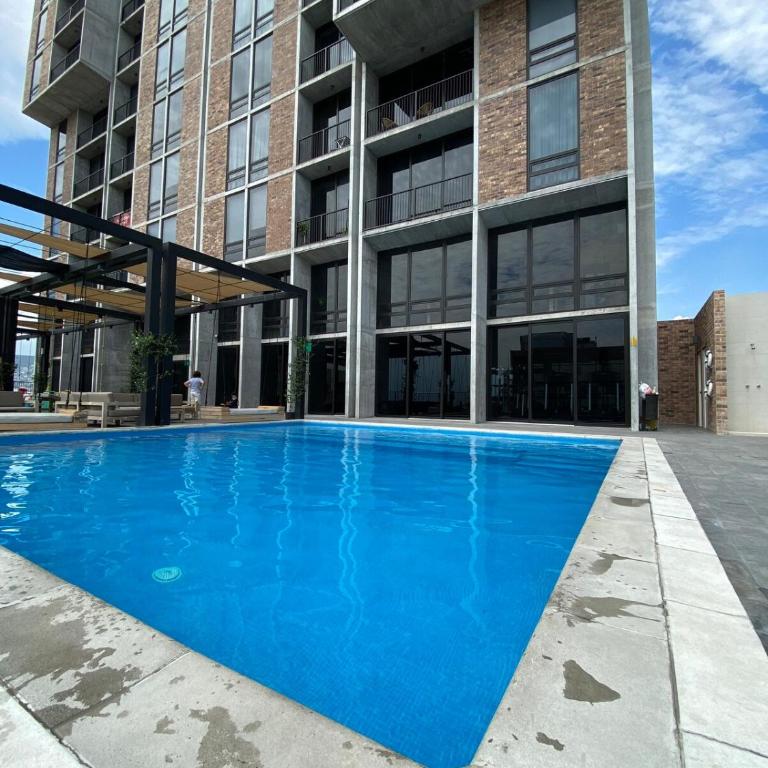 Lux 2 BR apartment, swimming pool, gym and free parking spot in downtown Monterrey - Three-Bedroom Apartment - 54