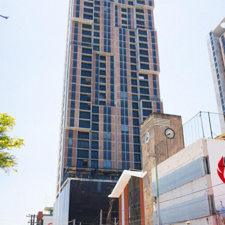 Lux 2 BR apartment, swimming pool, gym and free parking spot in downtown Monterrey - Three-Bedroom Apartment - 39
