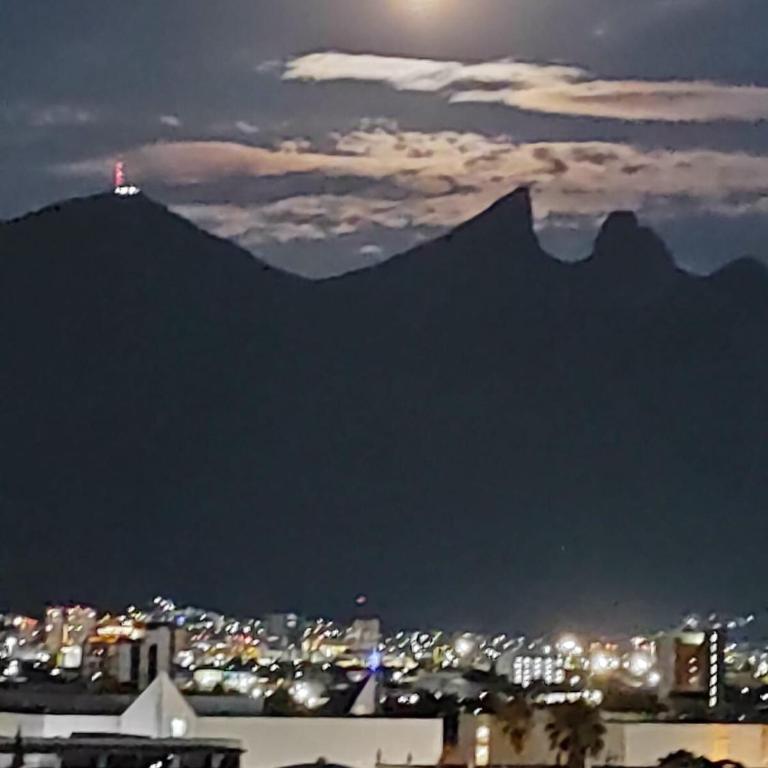 Lux 2 BR apartment, swimming pool, gym and free parking spot in downtown Monterrey - Three-Bedroom Apartment - 15