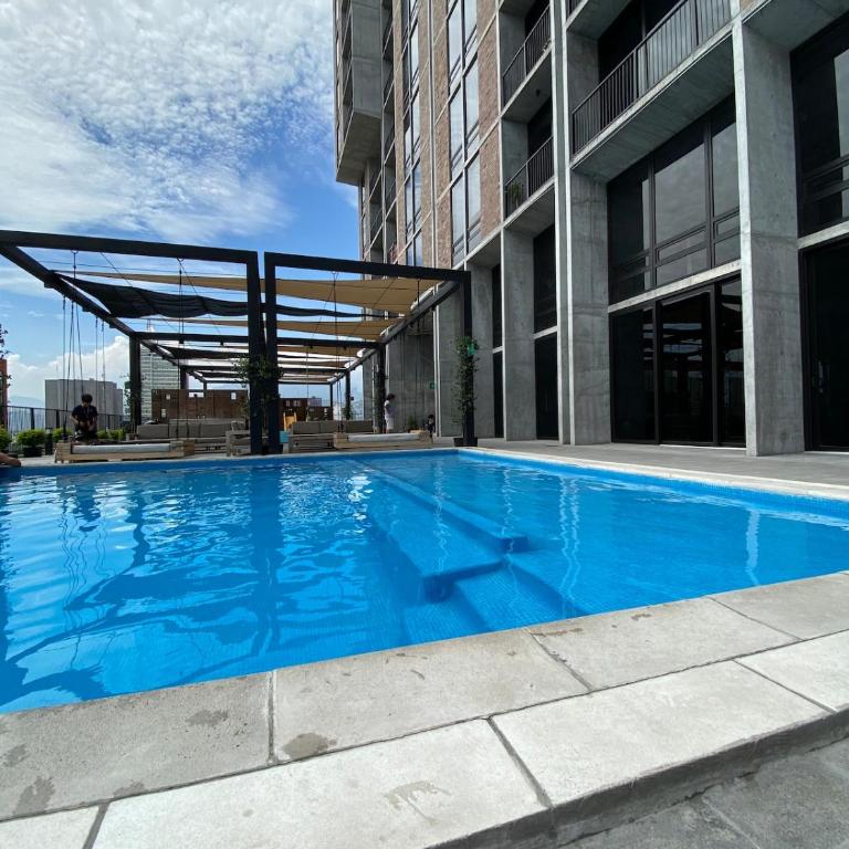 Lux 2 BR apartment, swimming pool, gym and free parking spot in downtown Monterrey - Three-Bedroom Apartment - 51