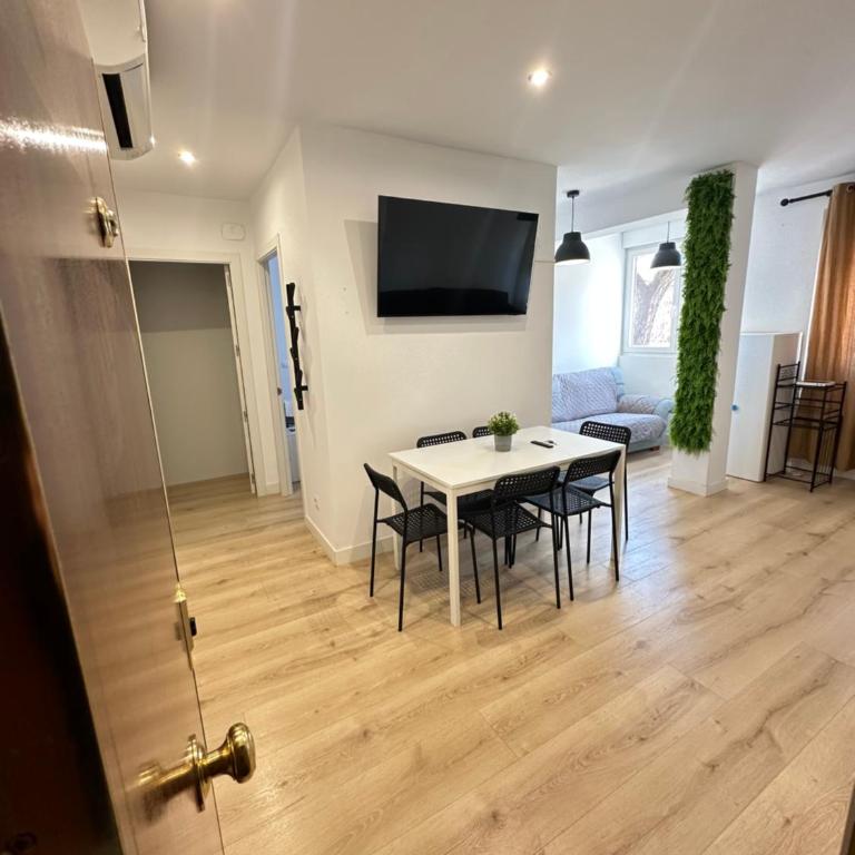 Homely Madrid River - Two-Bedroom Apartment - 7