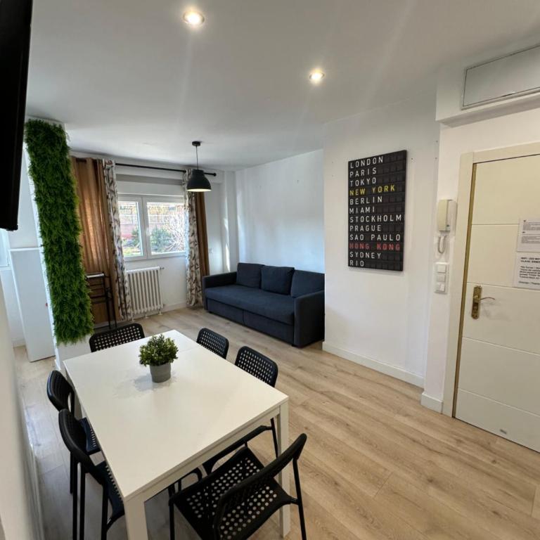 Homely Madrid River - Two-Bedroom Apartment - 9