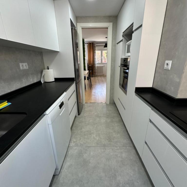 Homely Madrid River - Two-Bedroom Apartment - 20