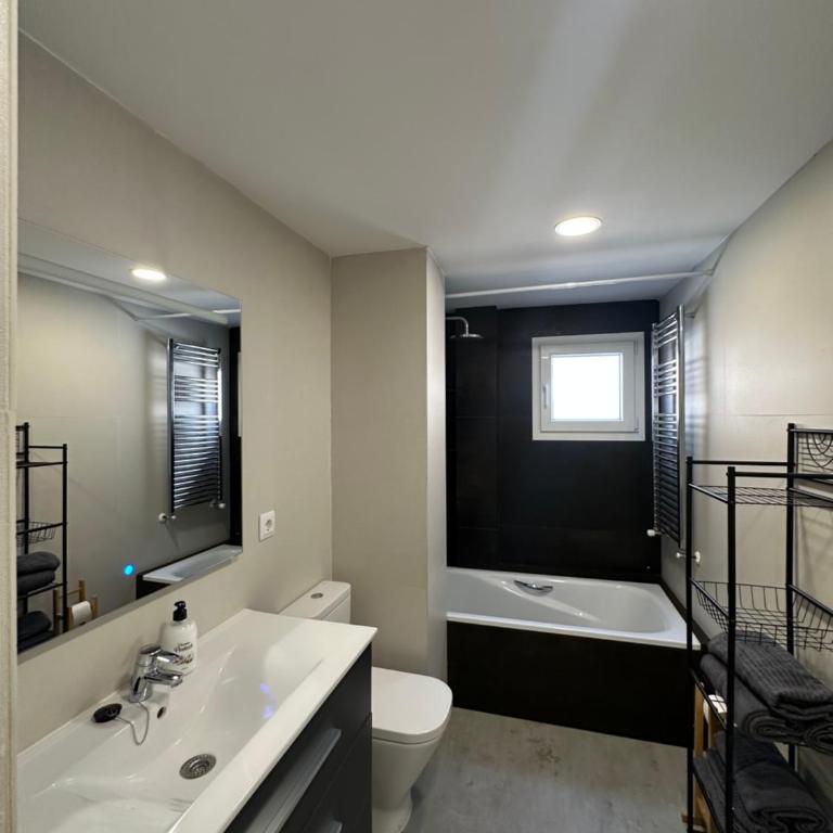 Homely Madrid River - Two-Bedroom Apartment - 4