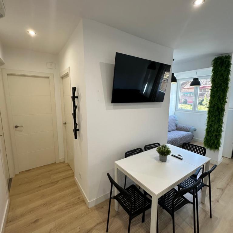 Homely Madrid River - Two-Bedroom Apartment - 11