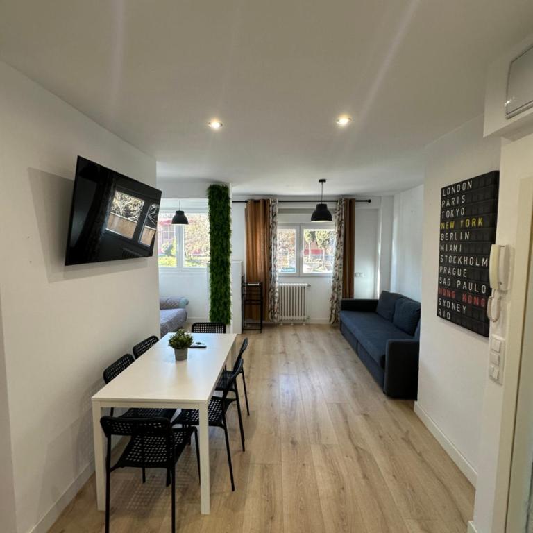 Homely Madrid River - Two-Bedroom Apartment - 8