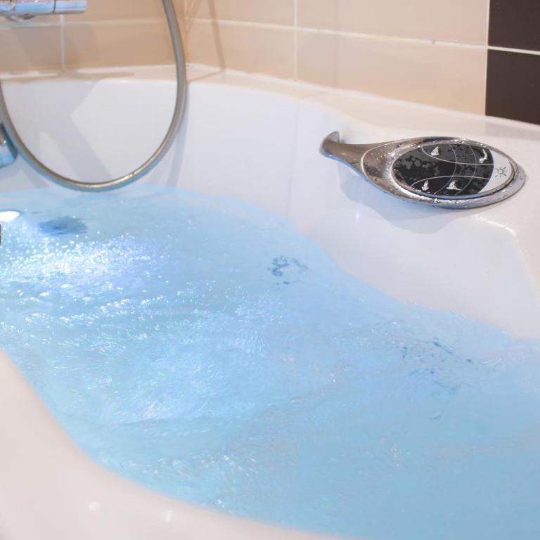 Brit Hotel Dieppe - Chambre Double Supérieure avec Bain à Remous - 1
