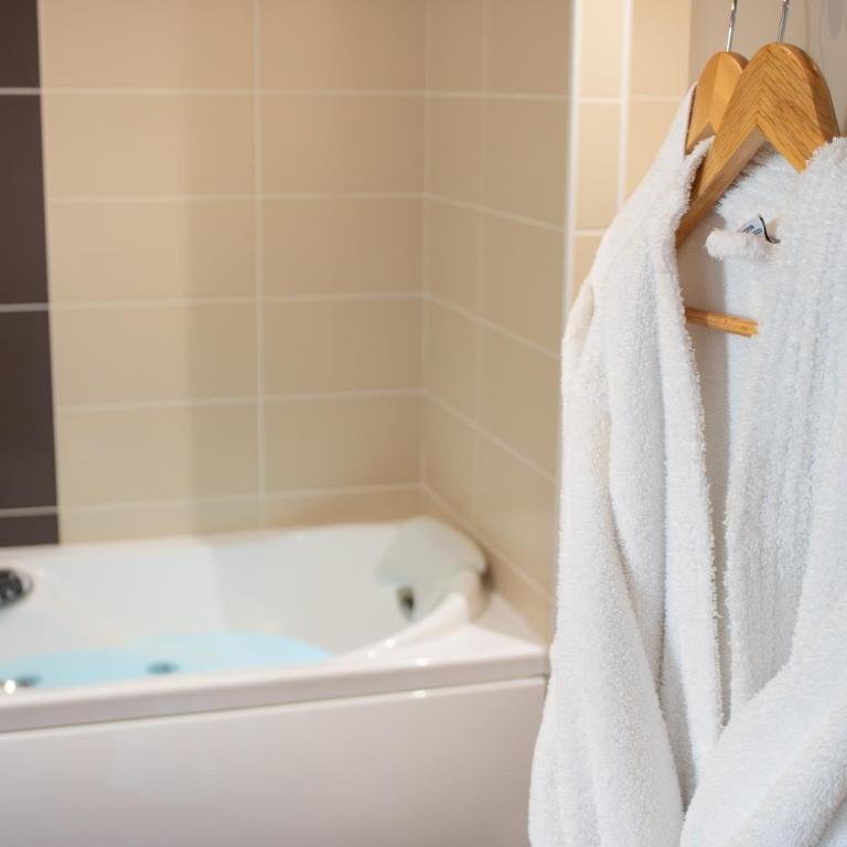 Brit Hotel Dieppe - Chambre Double Supérieure avec Bain à Remous - 7