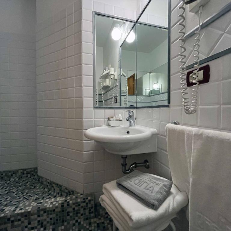 Hotel Regina - Camera Tripla Standard - 5