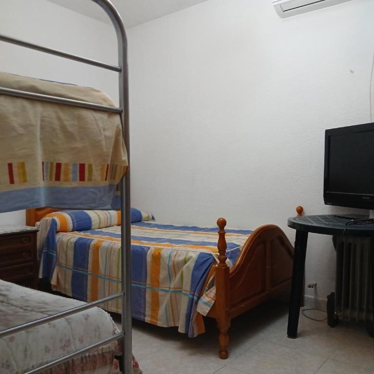 Habitacion Privada 3 personas en Toledo - Habitación Triple Básica con baño compartido - 2