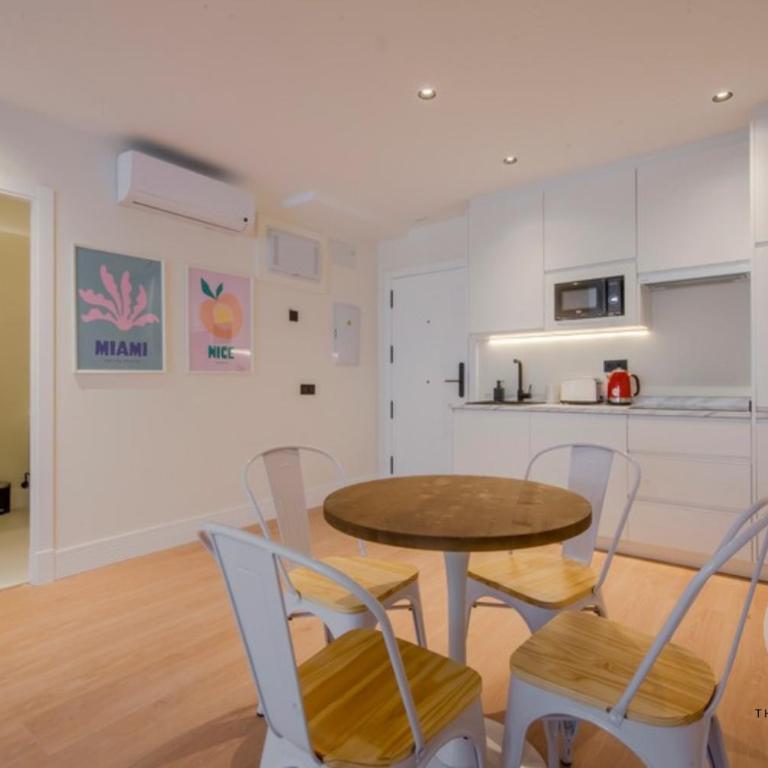 Malasaña con estilo para 4, ven a San Bernardo 20 E3 - One-Bedroom Apartment - 9
