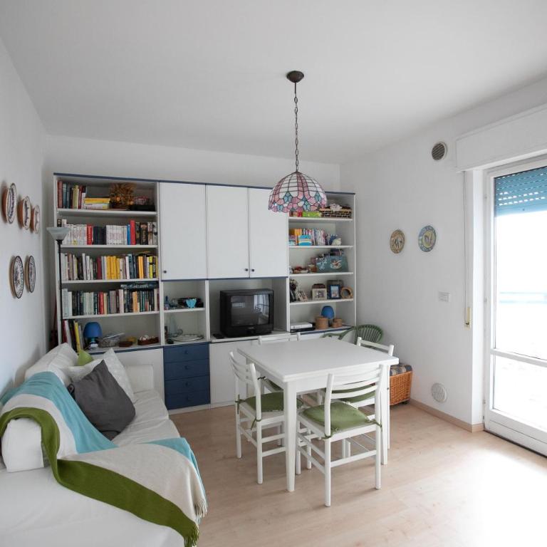 Seaside Apartment - vista mare e posto auto - Three-Bedroom Apartment - 1
