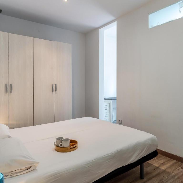 AB Margarit Apartments - Three-Bedroom Apartment with Balcony - 4
